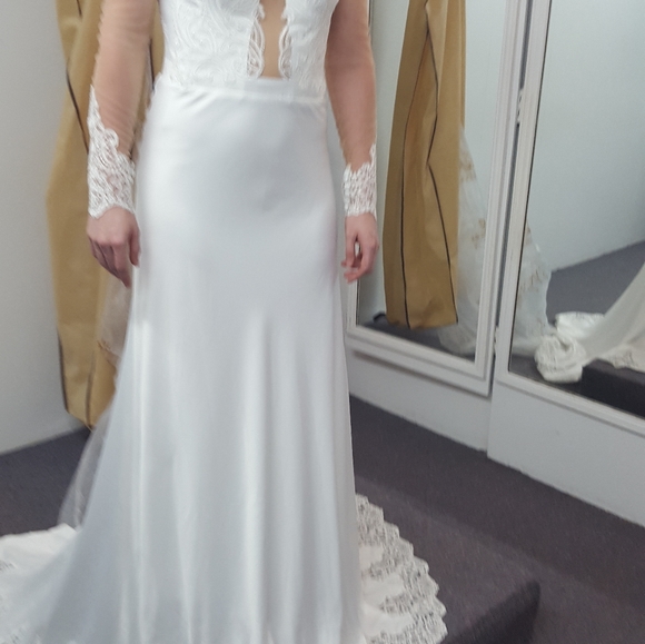 Gorgeous Wedding Gown, NEW, never worn, stored in garment bag! - Picture 12 of 16